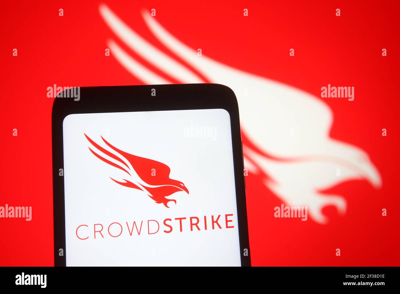 Ukraine. 15 mars 2021. Dans cette illustration, le logo CrowdStrike d'une société américaine de technologie de cybersécurité est visible sur un smartphone et un écran de pc. Crédit : SOPA Images Limited/Alamy Live News Banque D'Images