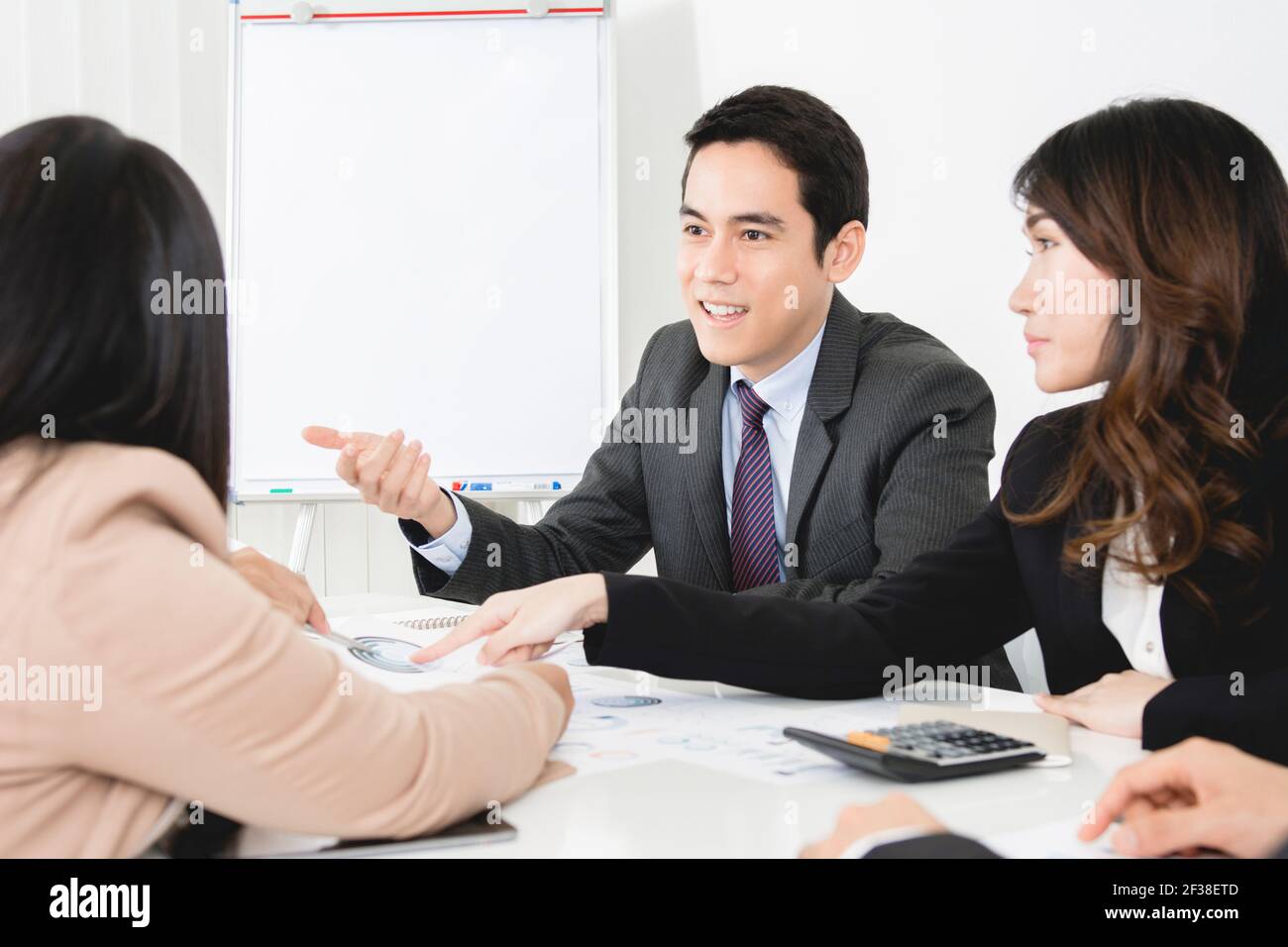 Des hommes d'affaires asiatiques à la réunion Banque D'Images