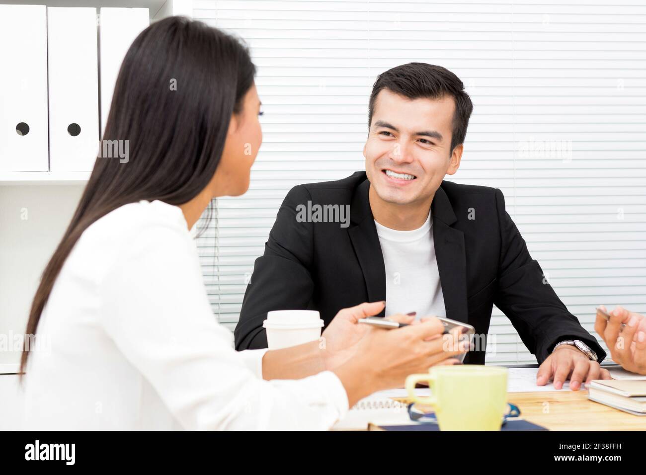 Homme d'affaires et femme d'affaires discutant du travail lors de la réunion Banque D'Images