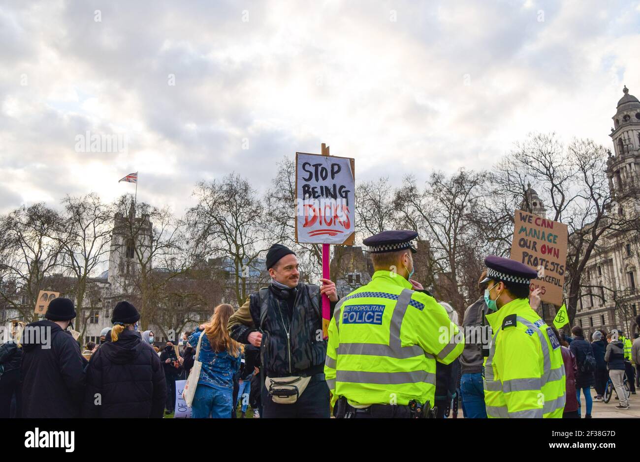 Londres, Royaume-Uni. 15 mars 2021. Un manifestant parle aux policiers pendant la manifestation. Des foules se sont rassemblées à Londres pour protester contre la réponse autoritaire de la police à la veillée Sarah Everard, ainsi que le nouveau projet de loi du gouvernement sur la police, le crime, la peine et les tribunaux, qui donnerait à la police de nouveaux pouvoirs pour faire face aux manifestations. (Photo de Vuk Valcic/SOPA Images/Sipa USA) crédit: SIPA USA/Alay Live News Banque D'Images