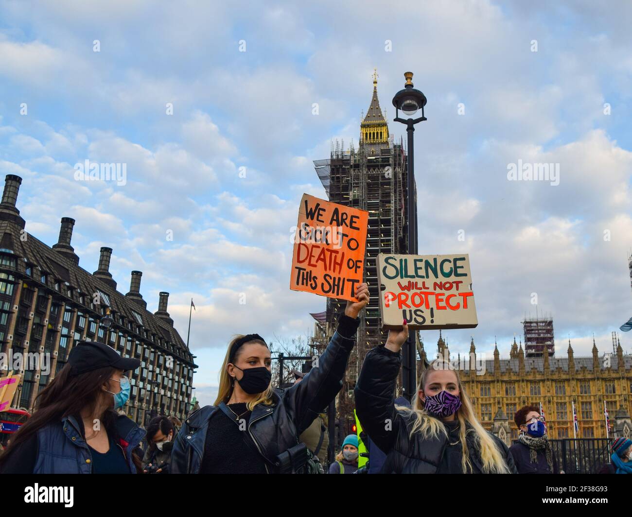 Londres, Royaume-Uni. 15 mars 2021. Les manifestants tiennent des écriteaux pendant la manifestation. Des foules se sont rassemblées à Londres pour protester contre la réponse autoritaire de la police à la veillée Sarah Everard, ainsi que le nouveau projet de loi du gouvernement sur la police, le crime, la peine et les tribunaux, qui donnerait à la police de nouveaux pouvoirs pour faire face aux manifestations. Crédit : SOPA Images Limited/Alamy Live News Banque D'Images