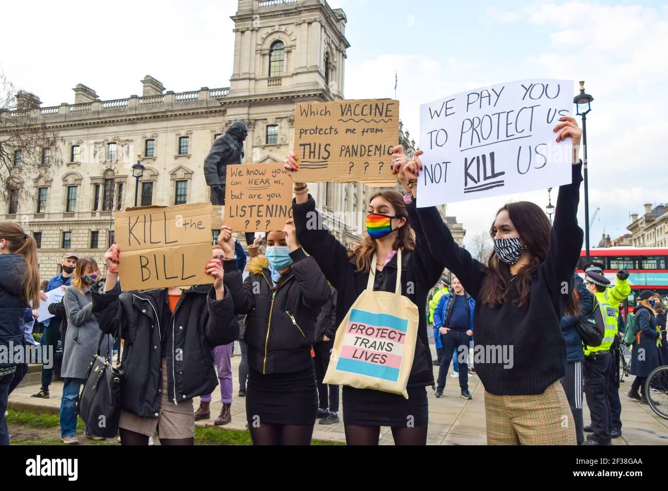 Londres, Royaume-Uni. 15 mars 2021. Les manifestants tiennent des écriteaux pendant la manifestation. Des foules se sont rassemblées à Londres pour protester contre la réponse autoritaire de la police à la veillée Sarah Everard, ainsi que le nouveau projet de loi du gouvernement sur la police, le crime, la peine et les tribunaux, qui donnerait à la police de nouveaux pouvoirs pour faire face aux manifestations. Crédit : SOPA Images Limited/Alamy Live News Banque D'Images