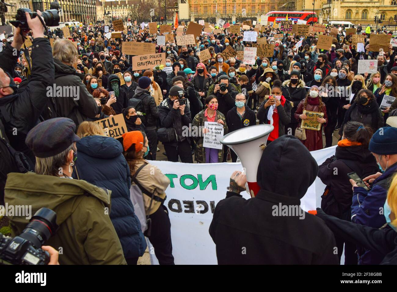 Londres, Royaume-Uni. 15 mars 2021. Les manifestants tenant des pancartes se rassemblent sur la place du Parlement pendant la manifestation. Des foules se sont rassemblées à Londres pour protester contre la réponse autoritaire de la police à la veillée Sarah Everard, ainsi que le nouveau projet de loi du gouvernement sur la police, le crime, la peine et les tribunaux, qui donnerait à la police de nouveaux pouvoirs pour faire face aux manifestations. Crédit : SOPA Images Limited/Alamy Live News Banque D'Images