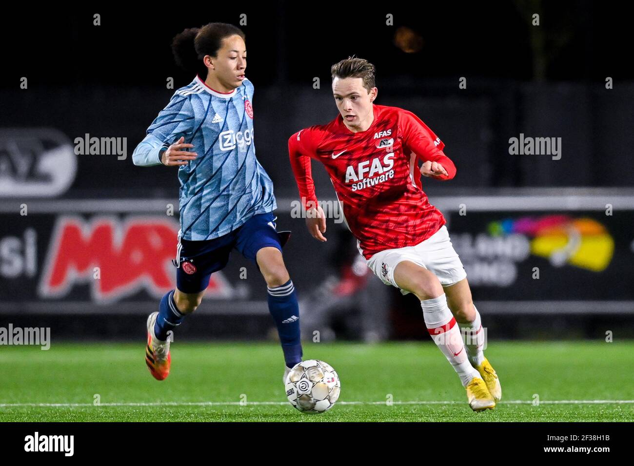 ALKMAAR, PAYS-BAS - MARS 15: Kian Fitz-Jim de Jong Ajax, Maxim Guillit de Jong AZ pendant le match néerlandais de Keukenkampiodivisiie entre AZ U23 et Banque D'Images