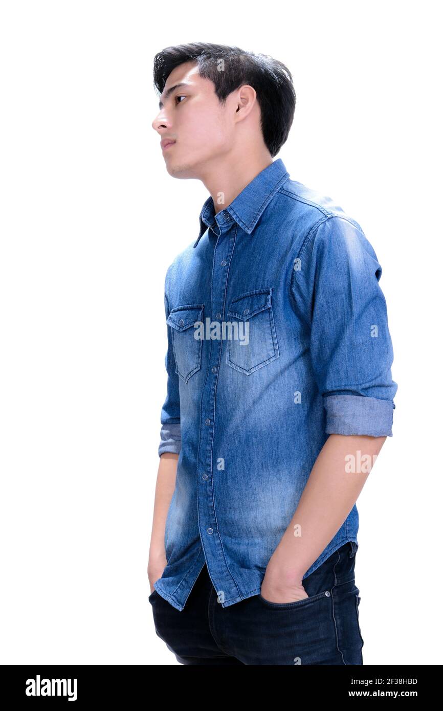 Portrait du beau jeune asiatique en chemise bleue jean - sur fond blanc Banque D'Images