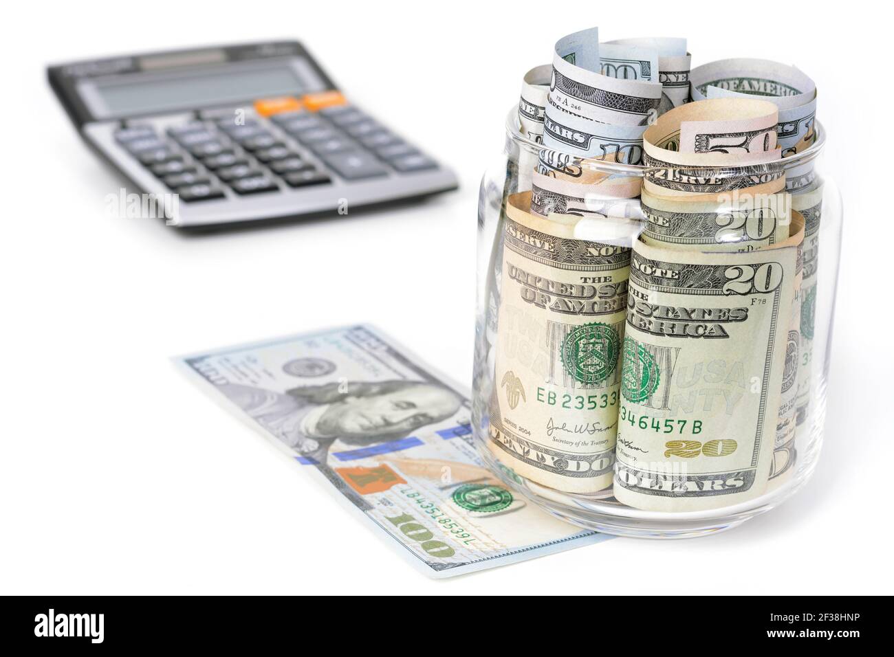 Argent, billets en dollars américains, avec calculatrice sur table blanche - concepts financiers et comptables Banque D'Images