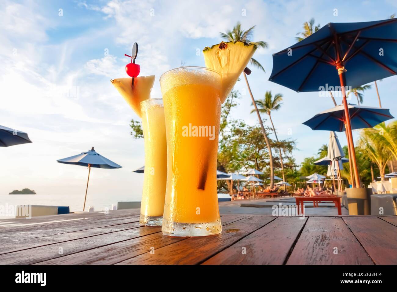 Smoothies à l'ananas, boisson tropicale rafraîchissante sans alcool Banque D'Images