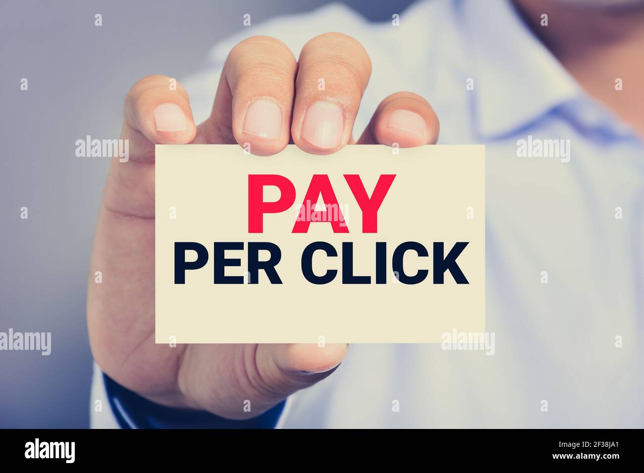 PAYEZ PAR MESSAGE DE CLIC (ou PPC) sur la carte montrée par un homme, ton vintage Banque D'Images