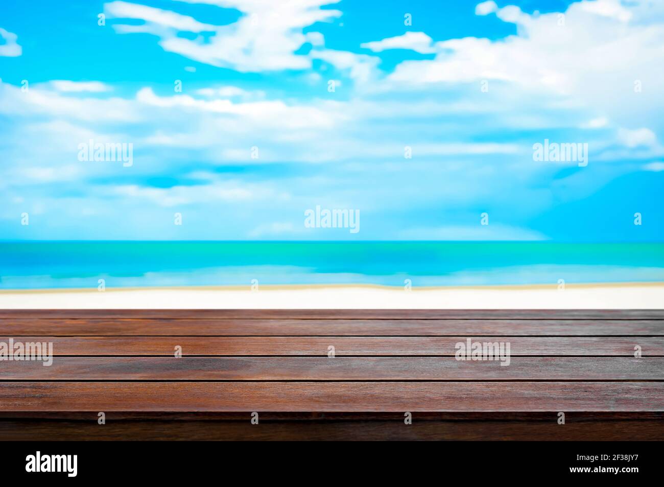 Table en bois sur sable blanc flou plage et bleu fond ciel - peut être utilisé pour l'affichage ou le montage vos produits Banque D'Images