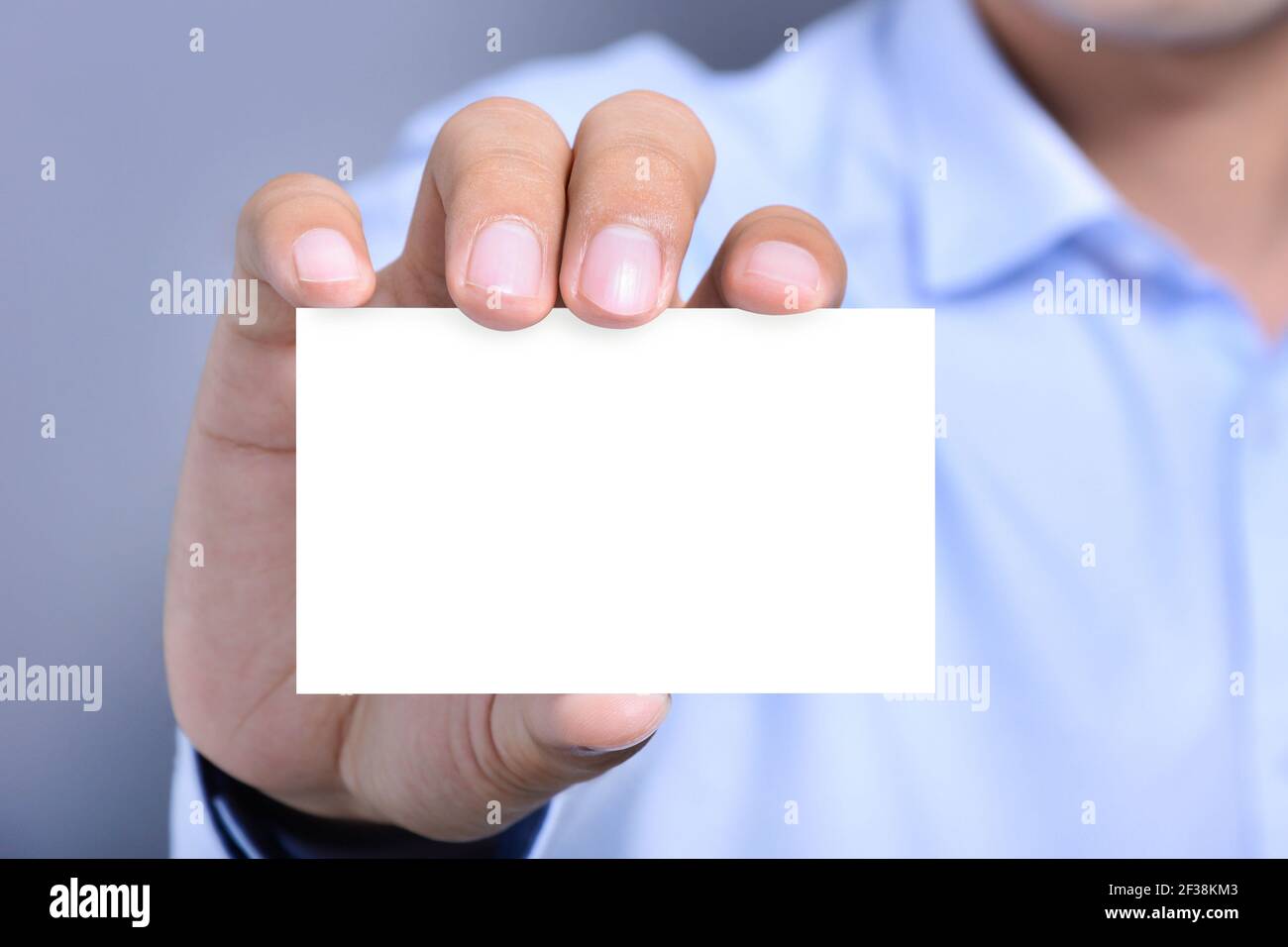 Un homme montrant une carte blanche avec un espace vide pour le texte Banque D'Images