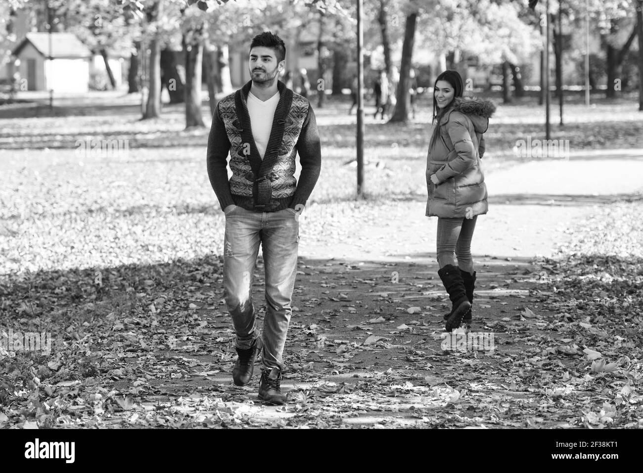 Jeune fille et homme en train de marcher les uns à côté des autres En forêt à travers les Bois dehors pendant l'automne Banque D'Images