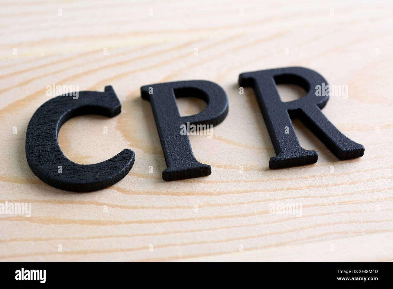 Panneau de RCP (ou réanimation cardio-pulmonaire) sur fond de bois Banque D'Images