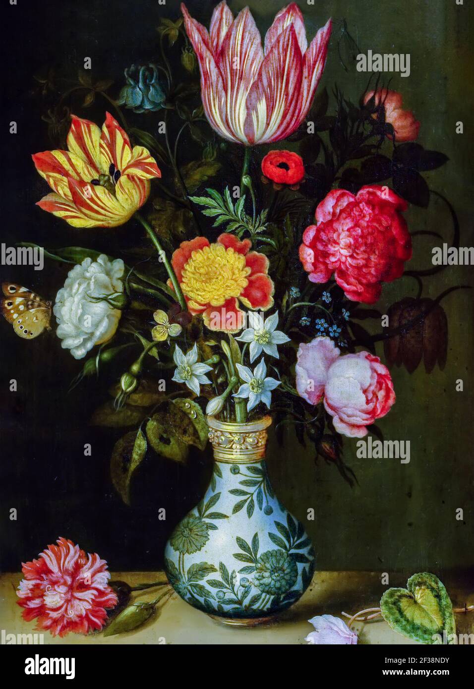 Encore la vie avec des fleurs dans un vase WAN Li. Bouquet de tulipes, roses et jonquilles dans un vase. Une carnation et un cyclamen sur la plinthe de pierre. Banque D'Images