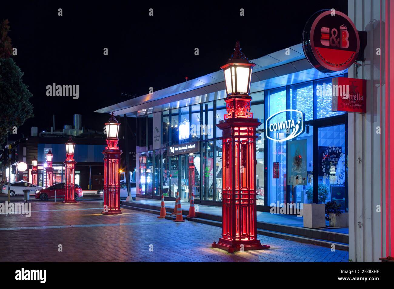 Quay Street, Auckland, Nouvelle-Zélande, la nuit. Magasins, restaurants et lampadaires décoratifs Banque D'Images