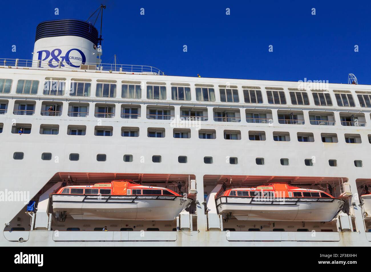 Côté d'un paquebot de croisière P&O, avec un bateau de sauvetage suspendu le long de la coque du navire Banque D'Images