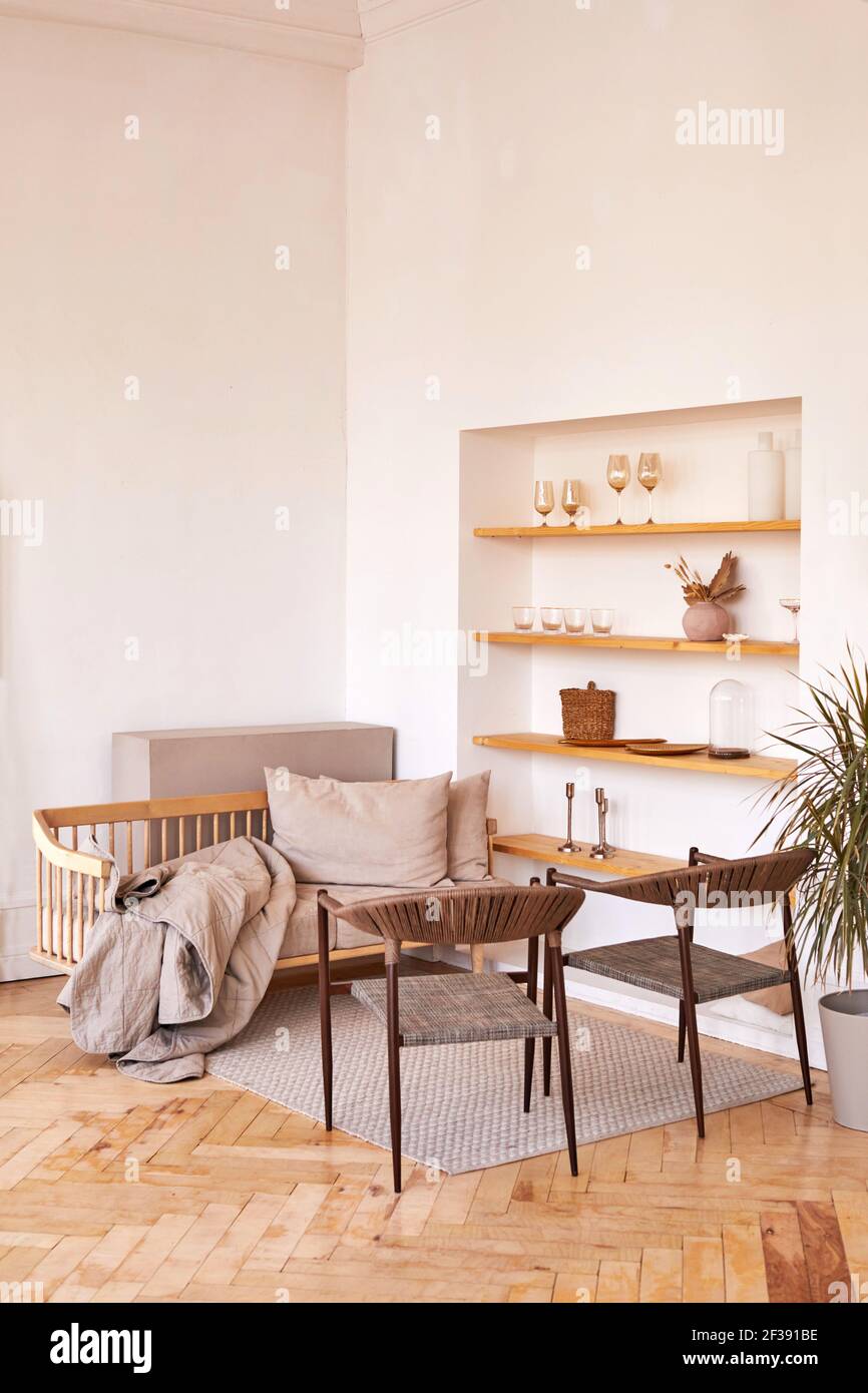 Canapé et chaises confortables placés dans la salle de séjour lumineuse avec murs blancs dans un style minimaliste Banque D'Images