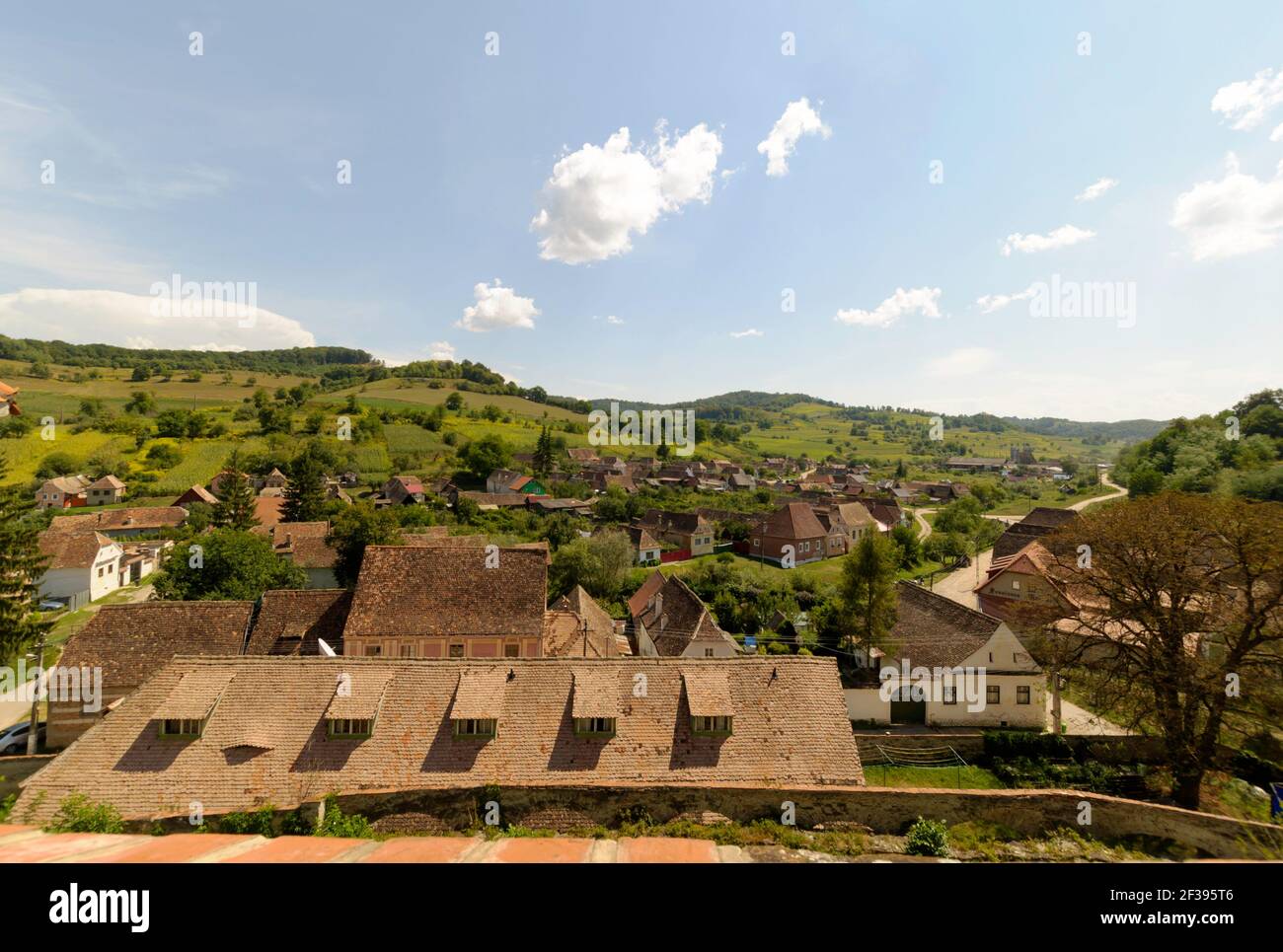 Collines et toits rouges dans un beau village de Roumanie Banque D'Images