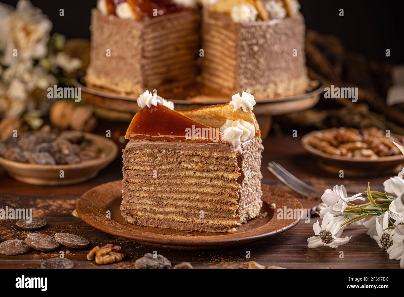 Gateau Deliciouse A La Creme Au Chocolat Gateau Traditionnel Hongrois De Dobos Photo Stock Alamy