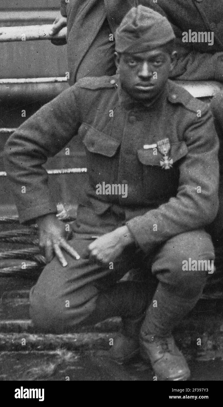 Le soldat Ed Williams avec la Croix de guerre française du 369e Régiment d'infanterie (États-Unis) (en culture). Banque D'Images