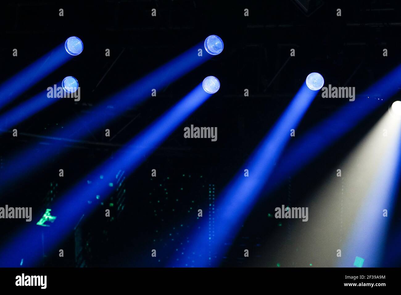 Lumières bleues sur la scène du concert en soirée Banque D'Images