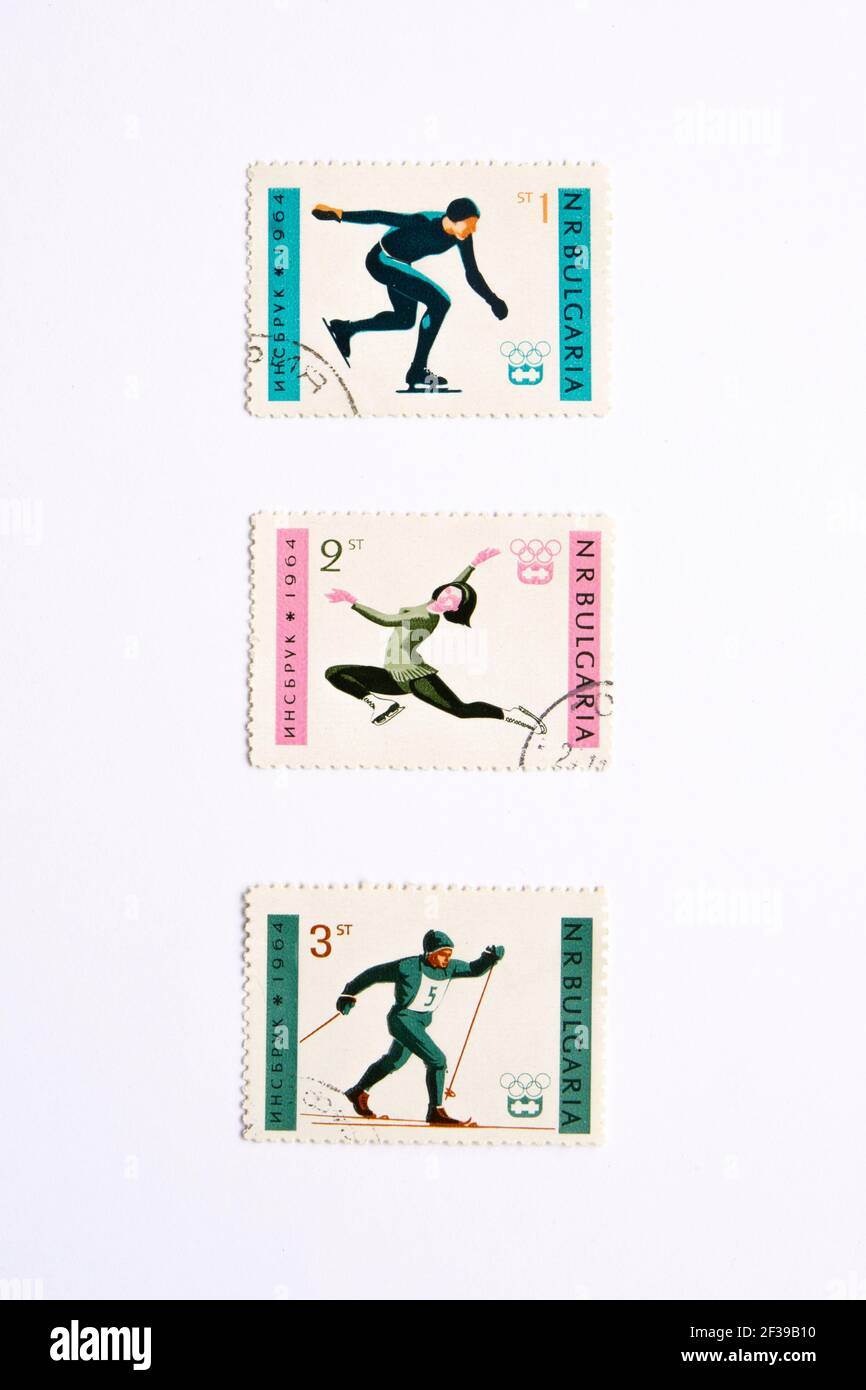 05.03.2021 Istanbul Turquie - Timbre utilisé et annulé. VERS 1964: Un timbre de poste imprimé en Bulgarie montre skater. Jeux olympiques d'hiver. Ski Banque D'Images