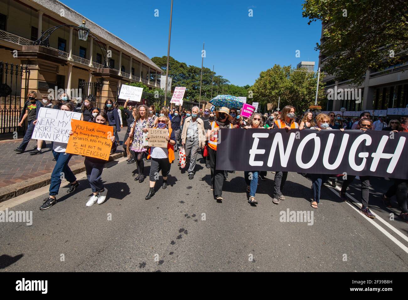 Sydney, Australie - le 15 mars 2021 - des milliers de femmes australiennes protestent contre la criminalité et la violence sexuelle dans le rassemblement de la justice des femmes du 4 mars. Banque D'Images
