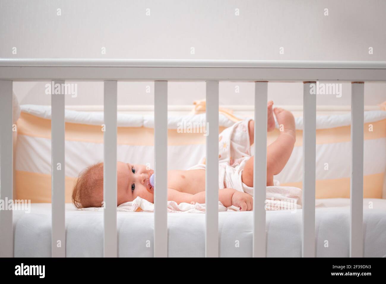 Un bébé pour dormir dans le lit de bébé. Gros plan. Vue latérale, à travers  les barres du dossier. Copier l'espace Photo Stock - Alamy