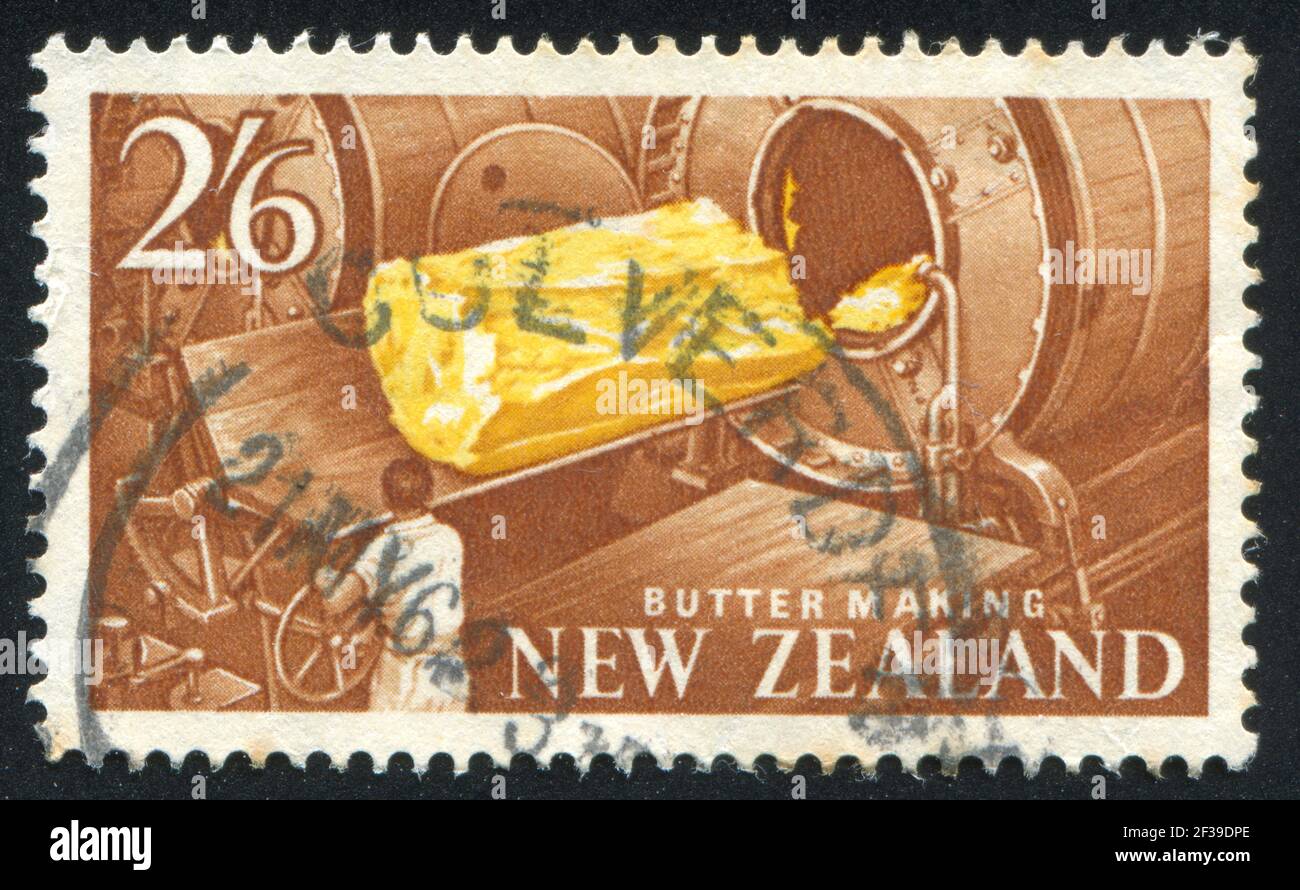 NOUVELLE-ZÉLANDE - VERS 1960: Timbre imprimé par la Nouvelle-Zélande, montre la fabrication de beurre, vers 1960 Banque D'Images