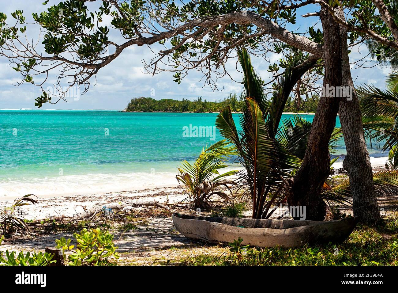 Belle plage tropicale avec sable blanc et mer turquoise dans le nord de l'Ile Sainte Marie, Madagascar carafrica Banque D'Images