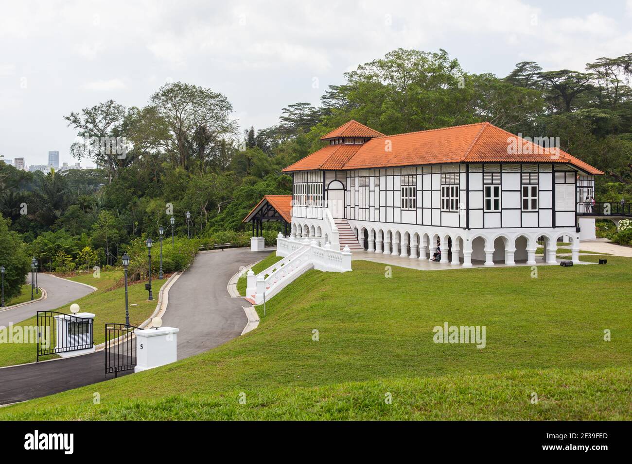 Beau bungalow noir et blanc, une petite route à travers le portail pour conduire le véhicule vers le haut. Jardins botaniques de Singapour. Banque D'Images