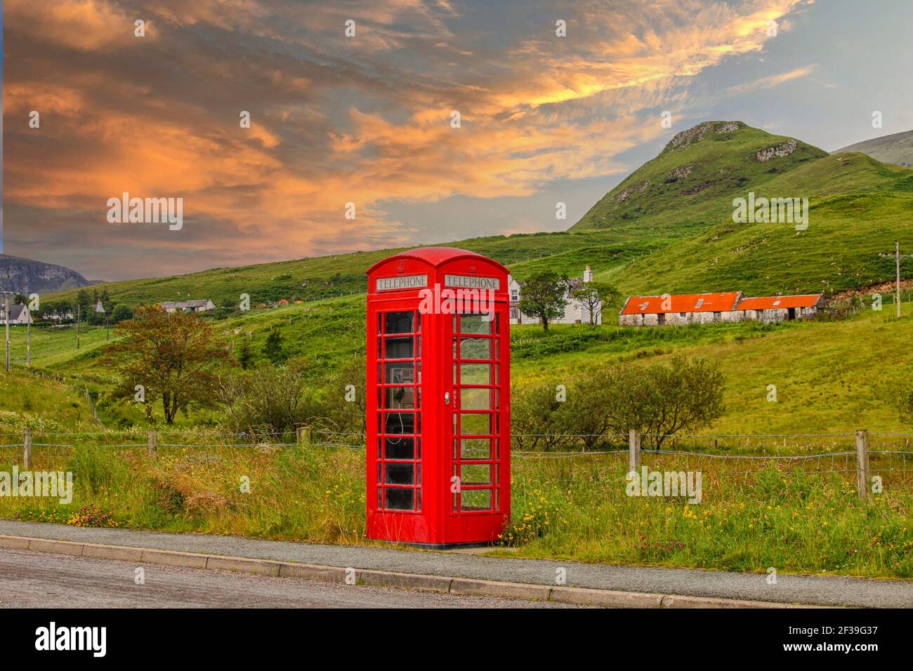 Téléphone traditionnel britannique-box dans la campagne. Banque D'Images