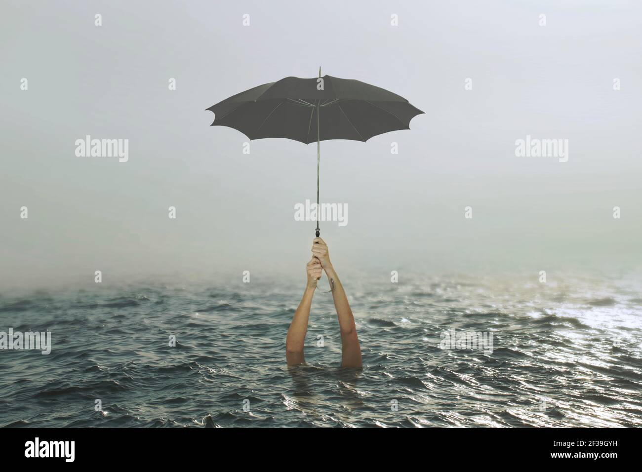 personne accrochée à un parapluie au milieu de l'océan tente de sauver sa vie, le concept de succès et d'échec Banque D'Images