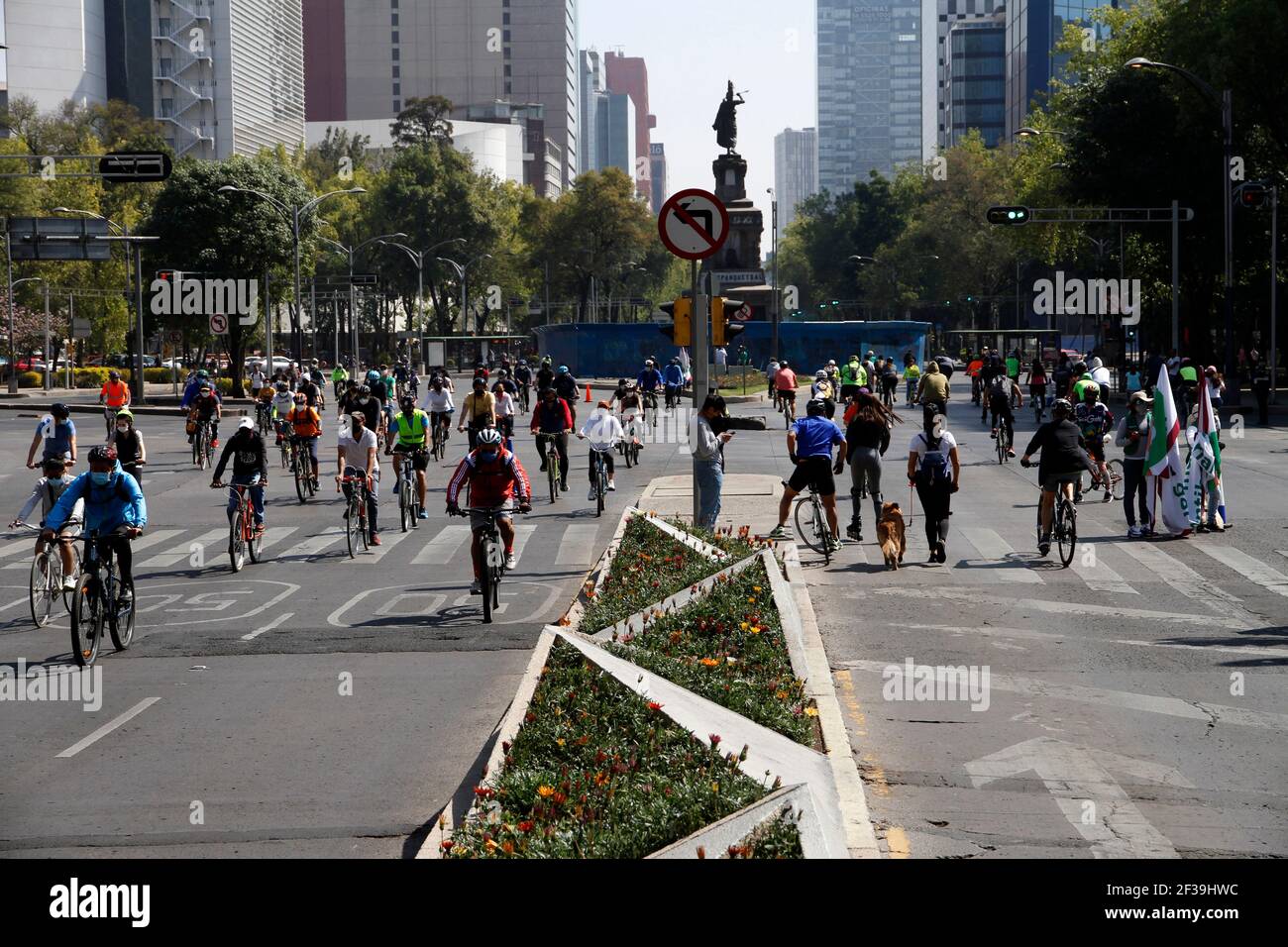 Non exclusif: MEXICO, MEXIQUE - MARS 14: Les personnes prennent part à la reprise du programme Move by Bicycle à l'avenue Reforma. Le programme se déplace Banque D'Images