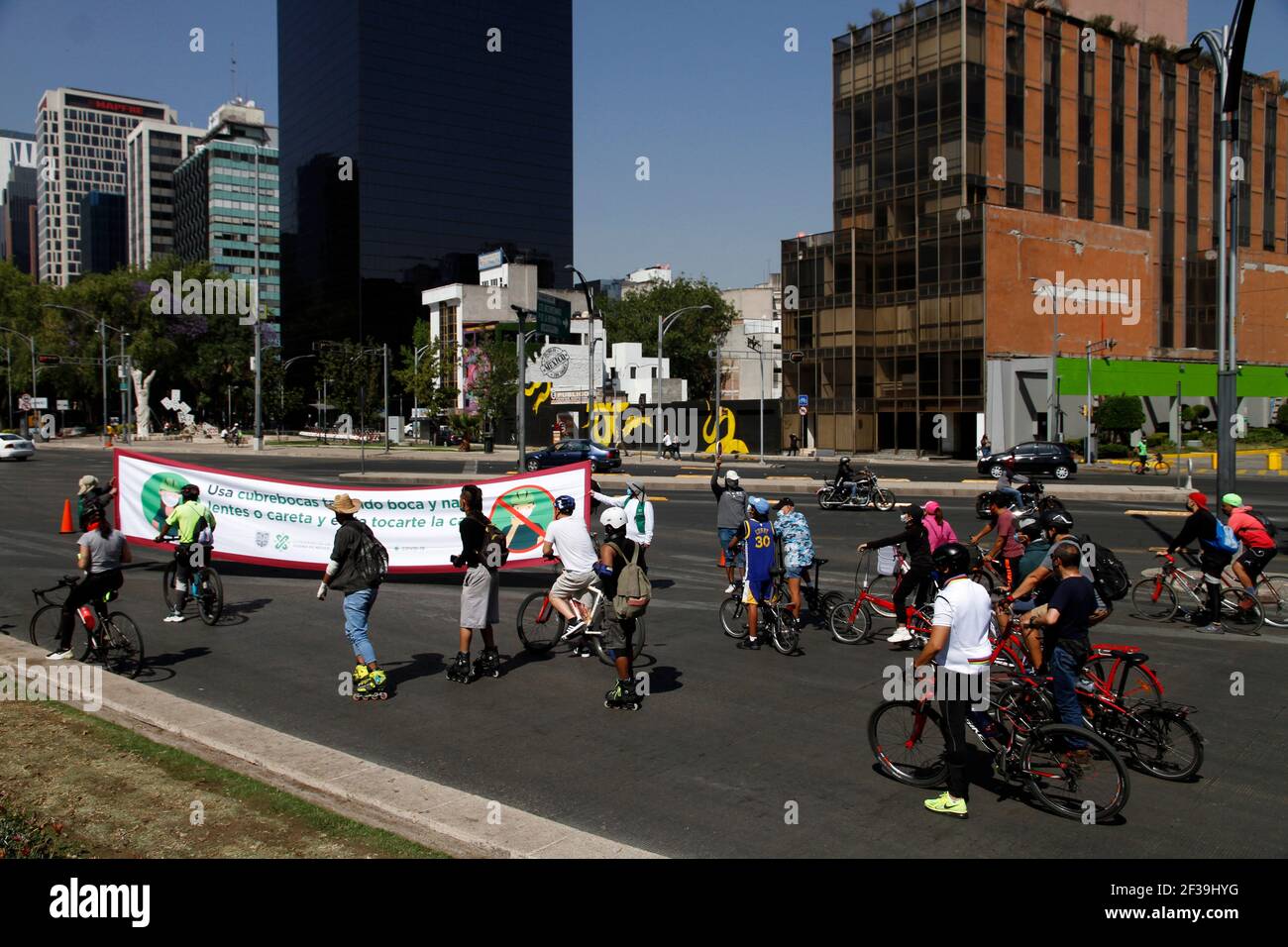 Non exclusif: MEXICO, MEXIQUE - MARS 14: Les personnes prennent part à la reprise du programme Move by Bicycle à l'avenue Reforma. Le programme se déplace Banque D'Images