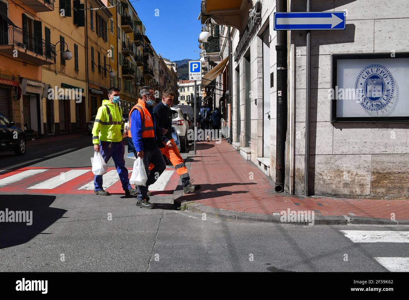 Vue générale de Ventimiglia, Italie, le 15 mars 2021. Ventimiglia est entré dans la zone orange alors que les Italiens se réveillaient lundi matin au début d'un nouveau verrouillage Covid-19. Onze régions ont maintenant été désignées zones à haut risque avec tout fermé à l'exception des services essentiels.le confinement sera prolongé à l'échelle nationale pour couvrir le week-end de Pâques en avril, pour la deuxième année consécutive. Photo de Lionel Urman/ABACAPRESS.COM UN groupe de migrants s'assoient sur la rive à Ventimiglia, en Italie, le 15 mars 2021. Banque D'Images