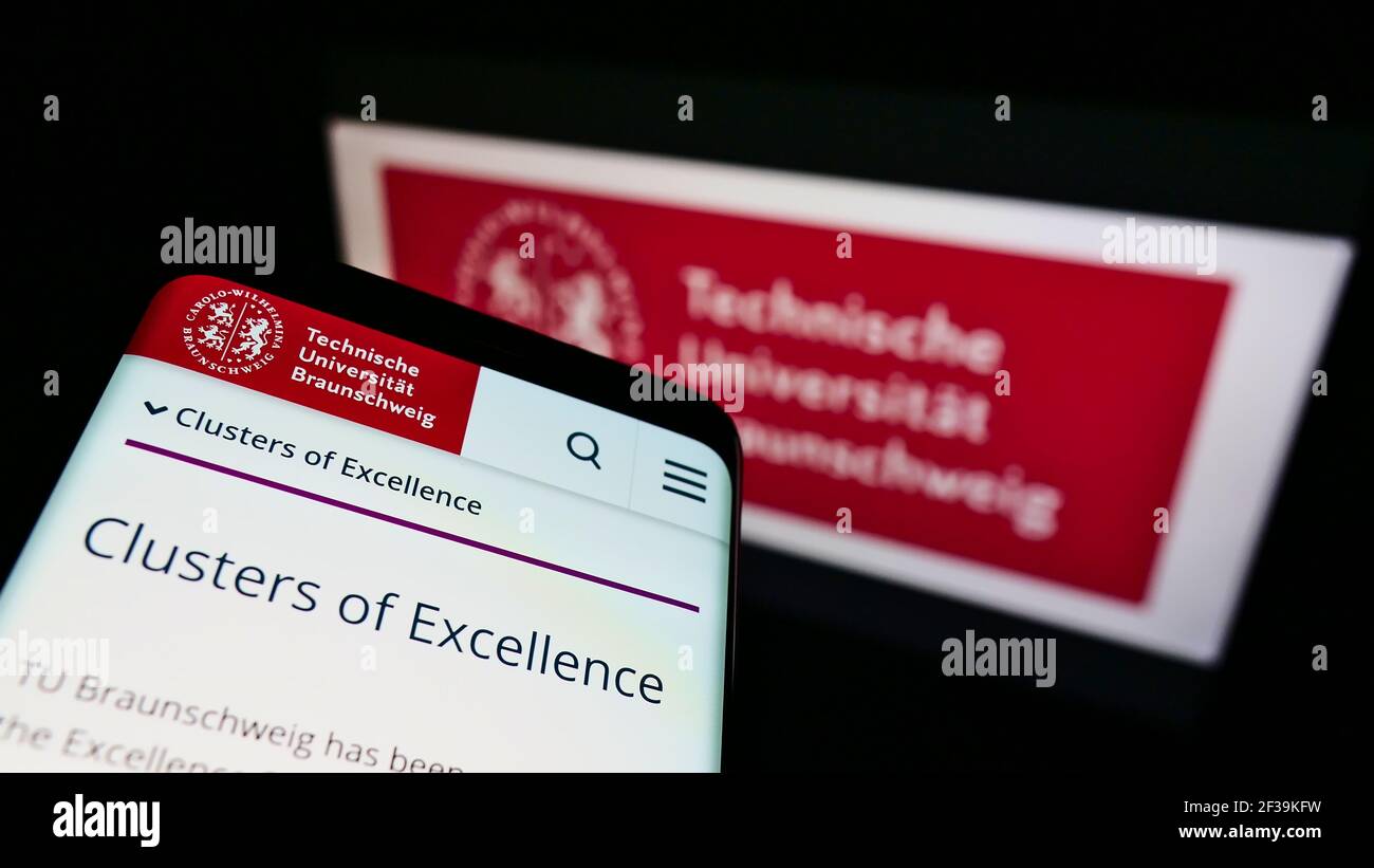 Smartphone avec logo de l'université allemande Technische Universität Braunschweig sur l'écran en face de la page web. Faites la mise au point dans le coin supérieur gauche de l'écran du téléphone. Banque D'Images