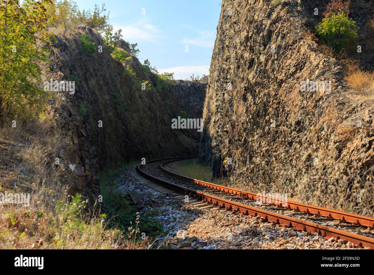 Train en montagne, passant entre les collines Banque D'Images