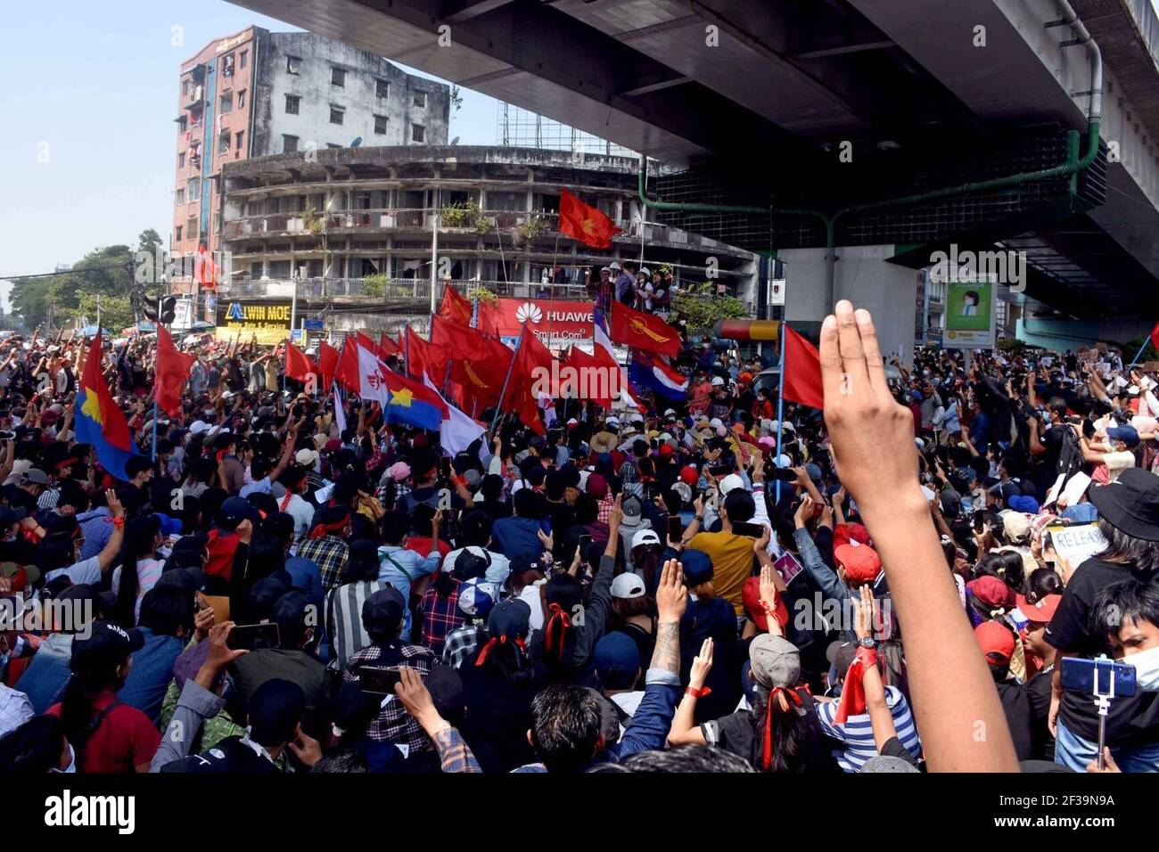 Les manifestants participent à un rassemblement anti-militaire. Banque D'Images