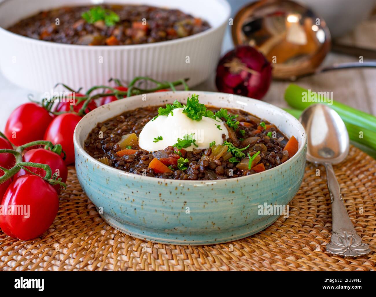 Béluga lentilles ragoût avec légumes et crème aigre dans la garniture un bol Banque D'Images