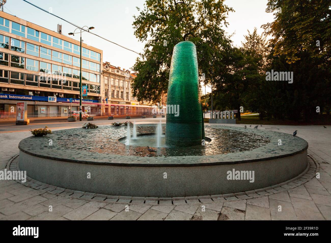 Vue sur la fontaine du monument au parc Veliki dans la ville de Sarajevo Banque D'Images