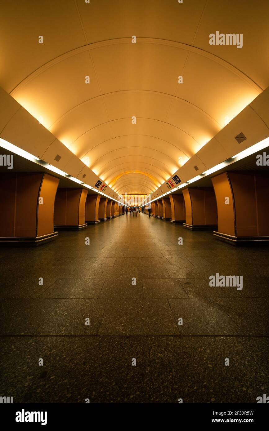 Vue intérieure sur le couloir de la station de métro, Prague Banque D'Images