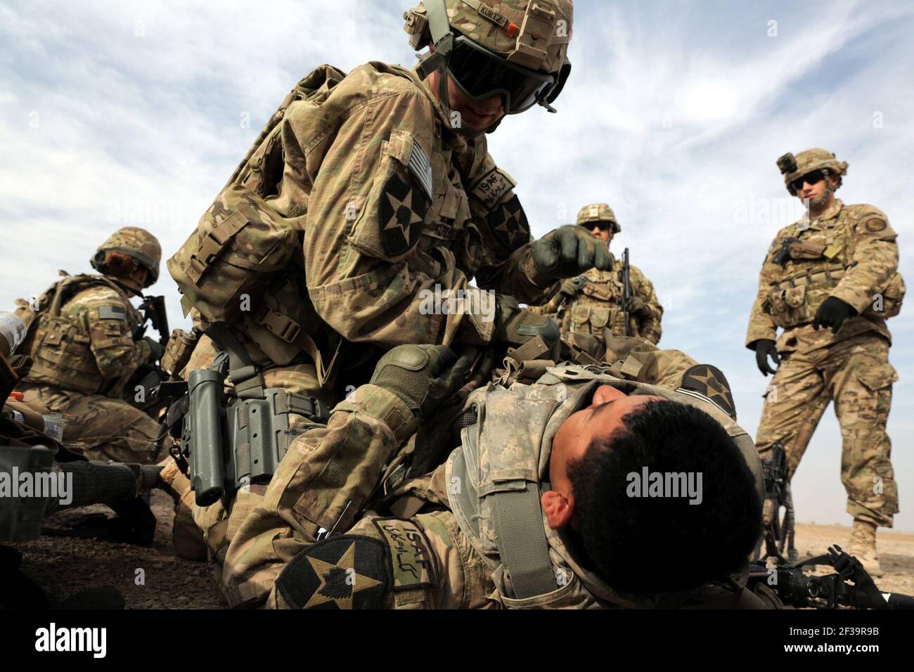 L'EPR Farah mène une formation d'évacuation médicale avec Charlie Co., 2-211th Aviation Regiment à la base opérationnelle avancée Farah 130109 Banque D'Images