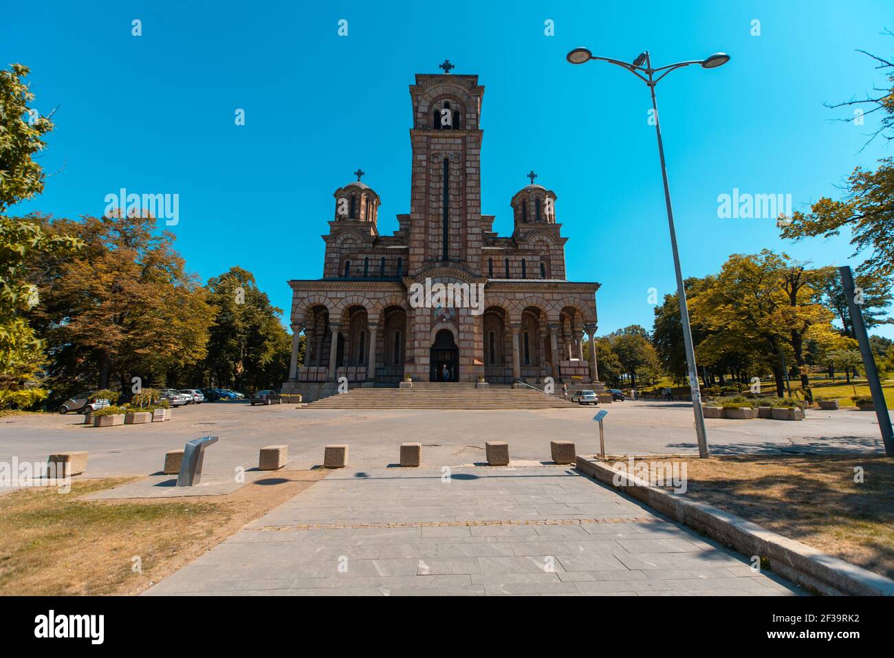 Vue à angle bas de l'église Saint-Marc contre le ciel dans la ville de Belgrade Banque D'Images