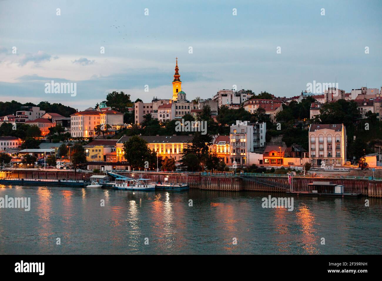 Vue sur la ville de Belgrade par le Danube à l'aube Banque D'Images