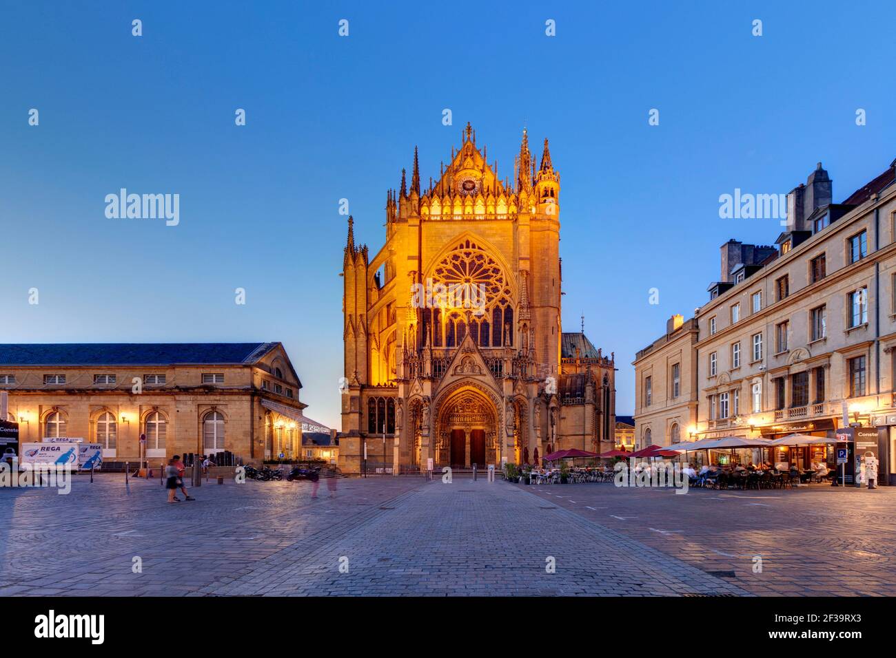 Metz (nord-est de la France) : la cathédrale de Metz ou la cathédrale Saint-Étienne (cathédrale Saint-Étienne-de-Metz) illuminée la nuit, art gothique Banque D'Images