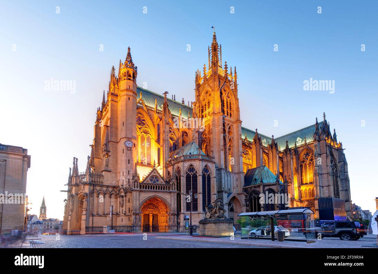 Metz (nord-est de la France) : la cathédrale de Metz ou la cathédrale Saint-Étienne (cathédrale Saint-Étienne-de-Metz) illuminée au coucher du soleil, art gothique Banque D'Images