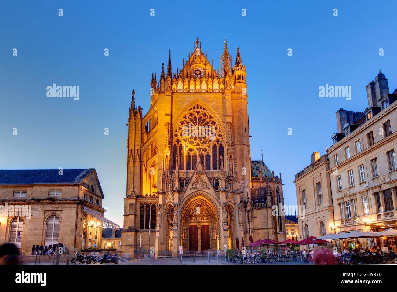 Metz (nord-est de la France) : la cathédrale de Metz ou la cathédrale Saint-Étienne (cathédrale Saint-Étienne-de-Metz) illuminée la nuit, art gothique Banque D'Images