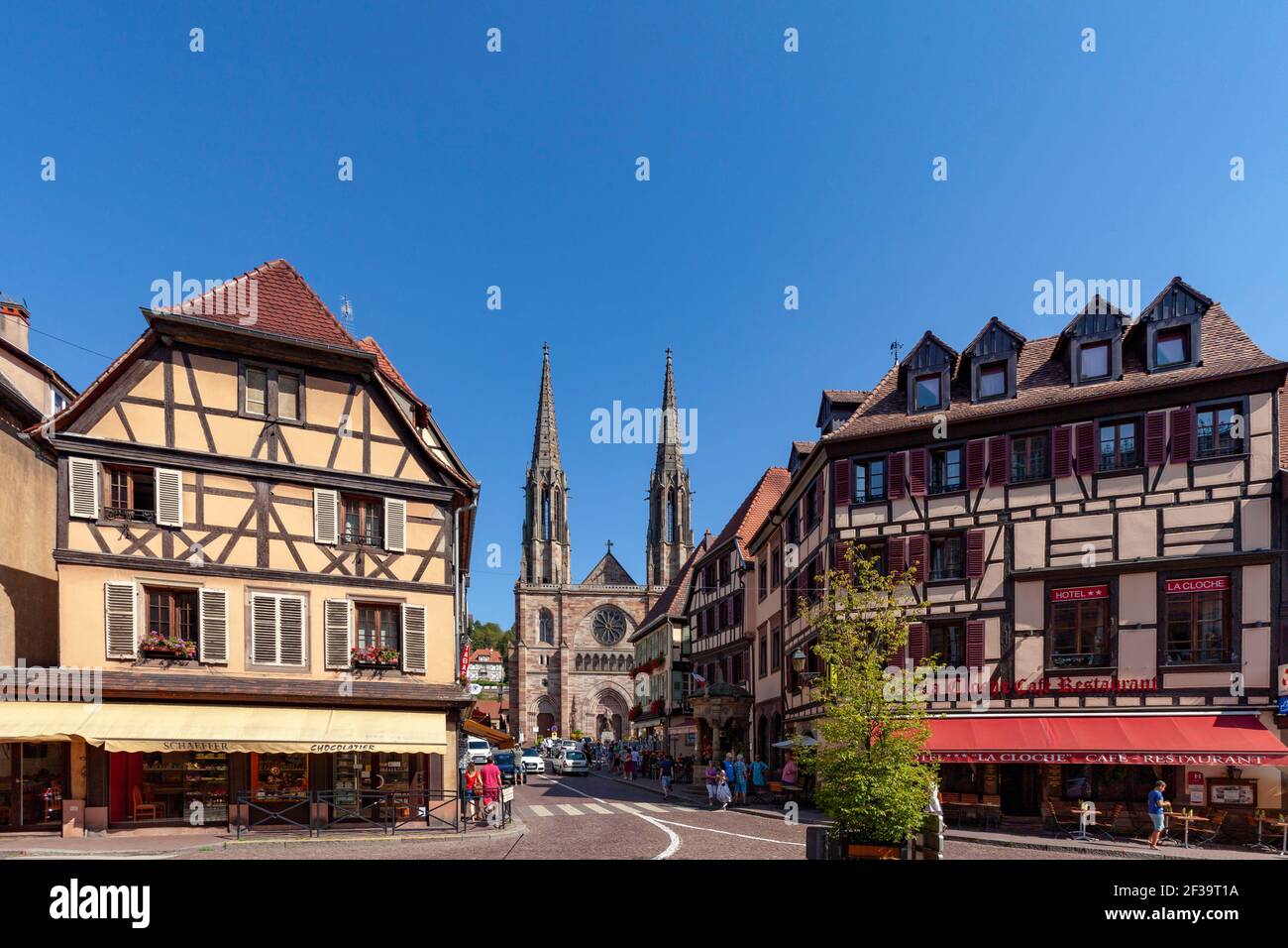 Obernai (nord-est de la France) : maisons traditionnelles et église Saint-Pierre et Saint-Paul, style néo-gothique, en grès rose et gris Banque D'Images