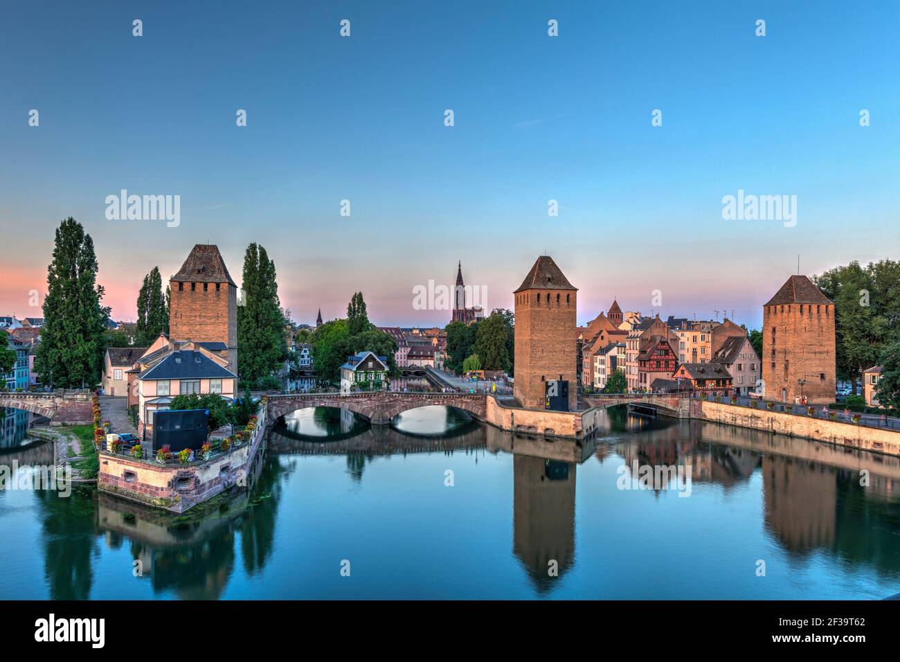 Strasbourg (nord-est de la France) : vue d'ensemble de l'Barrage Vauban des ponts couverts sur l'Ill et la tours fortifiées dans le Banque D'Images