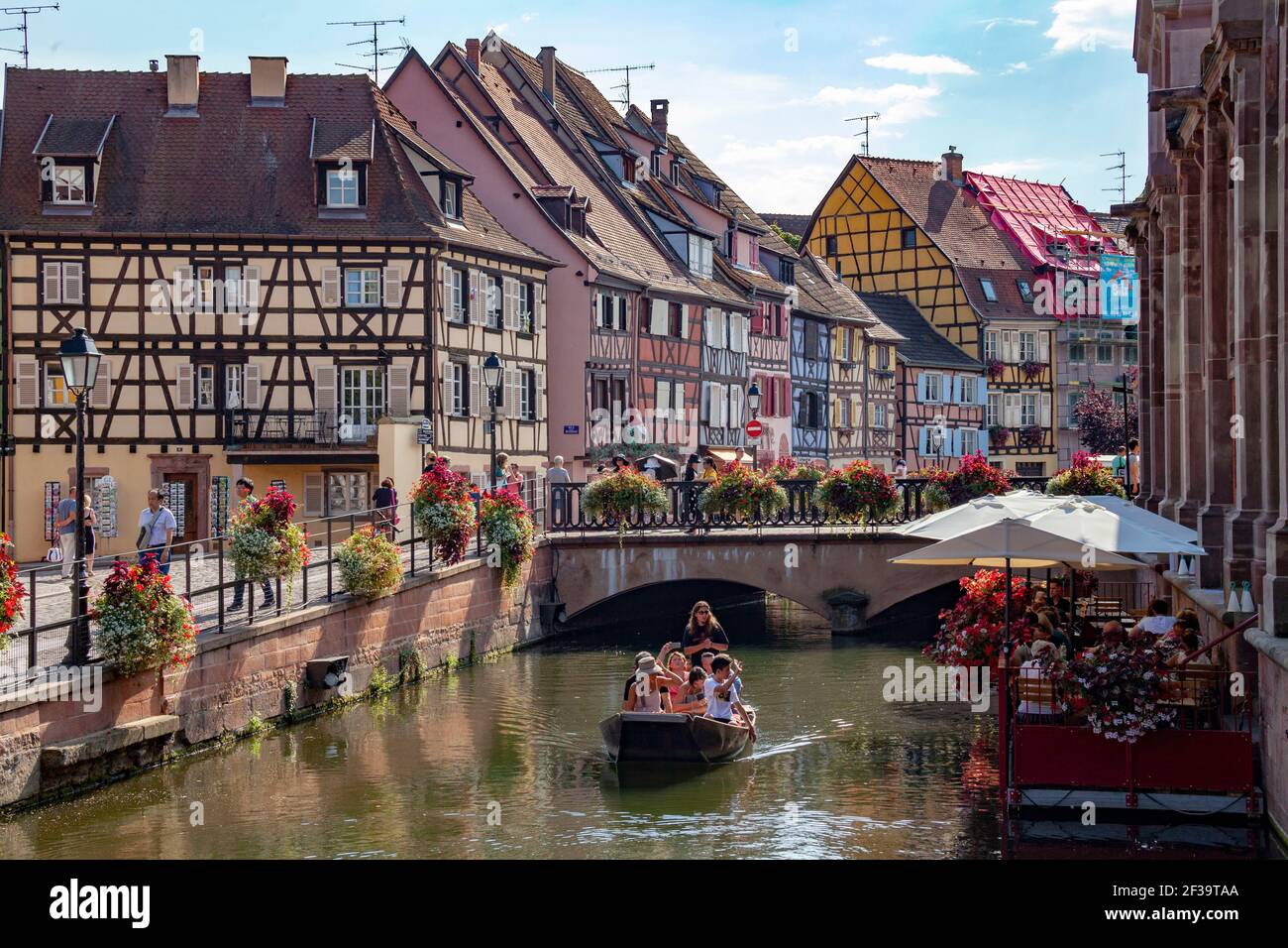 Colmar (nord-est de la France) : façades de maisons à colombages, maisons alsaciennes traditionnelles le long de la rivière Lauch dans le quartier touristique de Little VE Banque D'Images